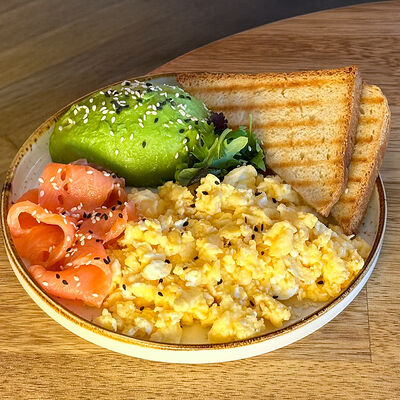 Скрембл с лососем и авокадо в Брайт кофе и еда по цене 470 ₽