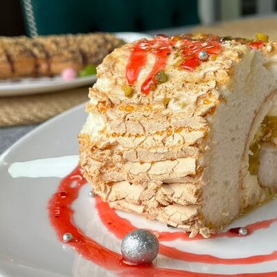 Меренговый рулет в Премиум Татмак на Московском по цене 330 ₽