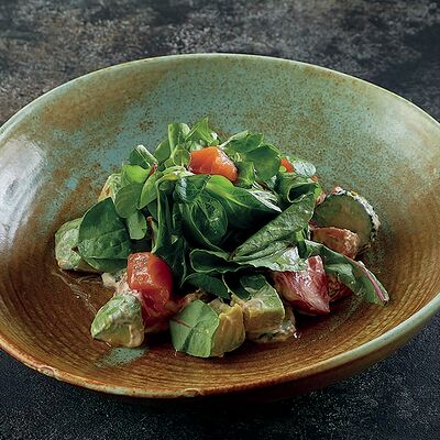 Салат с копченым лососем в Баклажан в ТЦ 