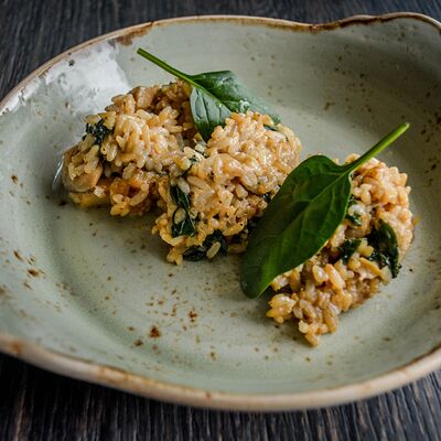 Рис с подкопчёнными белыми грибами и шпинатом в Чо? Капчо! по цене 250