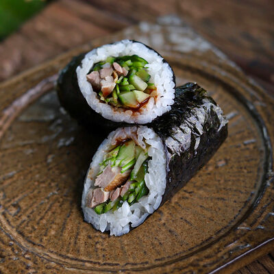 Хенд-ролл Утка по-пекински, огурцы по-китайски и хойсин в Zuka по цене 660 ₽