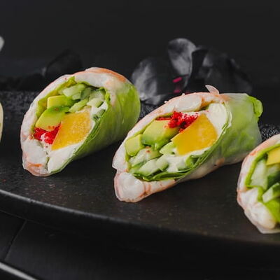 Фреш-ролл без риса с креветкой и манго в Sushi7 по цене 732 ₽