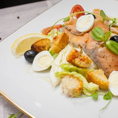 Цезарь с лососем в Bella Vita по цене 835 ₽