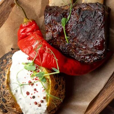 Говяжье ребро с тапенадой и перечным соусом в Байкал по цене 1590 ₽