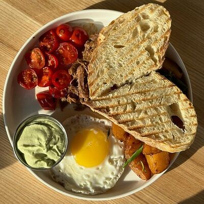 Завтрак с томленой говядиной в Camon Cafe по цене 990 ₽