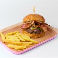 Бургер с беконом гриль в Футурист. Bar & Kitchen