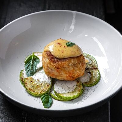 Краб-кейк, цукини и тайский соус в Техникум по цене 1050 ₽