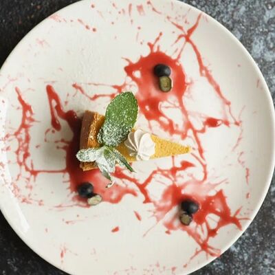 Чизкейк с цедрой апельсина и малиновым соусом в Вирид ярд по цене 468 ₽