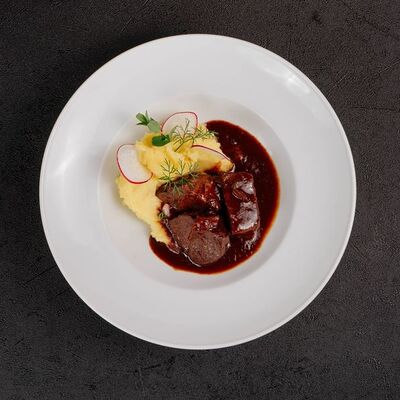 Щеки, томленные с соусом порто в Bretzel по цене 920 ₽