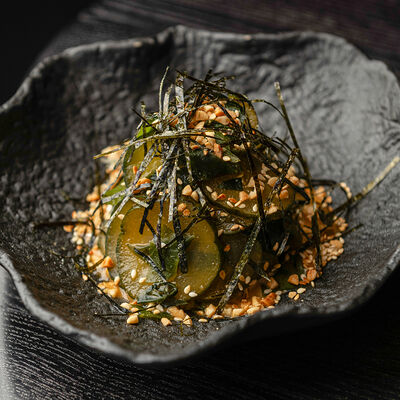 Битые огурцы, вакаме и ореховый соус в Neoni по цене 390 ₽