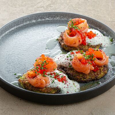 Драники из кабачков с форелью слабой соли и красной икрой в Иван да Марья по цене 1040 ₽