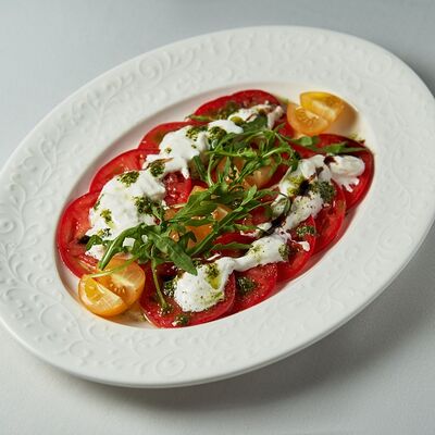 Карпаччо из помидоров со страчателлой в Scrocchiarella Римская Пицца по цене 850 ₽