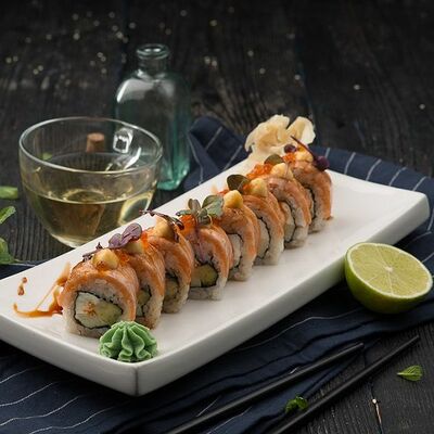 Сливочный ролл с лососем и красной икрой в Маймун по цене 790