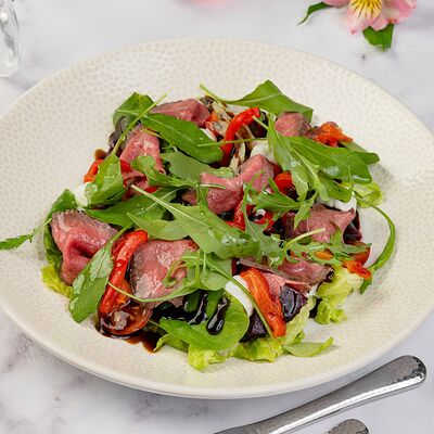 Салат с ростбифом, свеклой и рикоттой в Круассан-кафе по цене 705 ₽