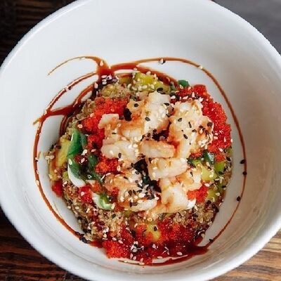 Салат с жареными креветками, чукой и авокадо в Эбби Noodles & Sushi Bar по цене 720