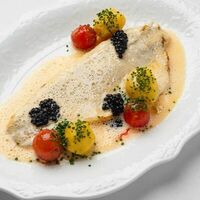 Филе сибаса с томлённым картофелем и соусом берблан в Grace Bistro