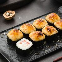 Ролл запеченный Тори-помидори в Omakase Yoshitake Sushi