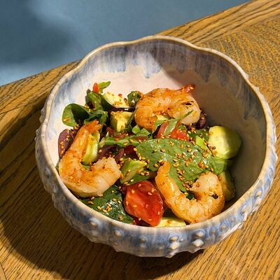 Креветки, томаты, авокадо в легкой цитрусовой заправке в Веранда по цене 1100 ₽