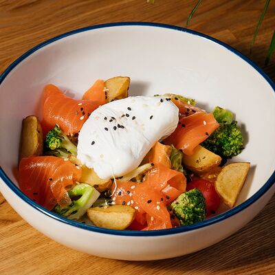 Тёплый салат с лососемв Cream Soda по цене 770 ₽