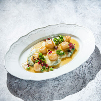 Гребешки с картофельным пюре, шпинатом, горохом в Гастродача Вселуг по цене 1900 ₽