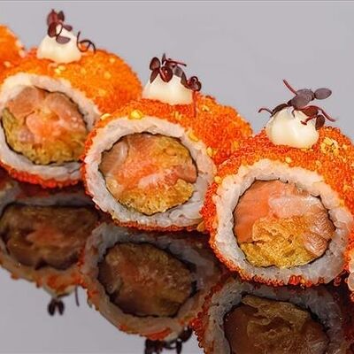 Хрустящий ролл из лосося с жареным луком, тобико и кунжутом юдзу в Bluefin по цене 1910 ₽