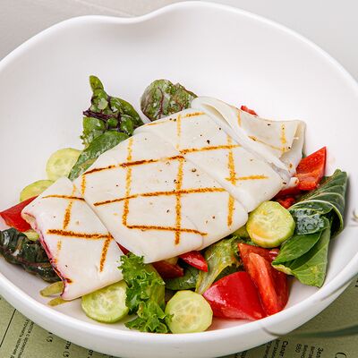 Салат с кальмаром в М2 Органик Клуб Зиларт по цене 1130 ₽