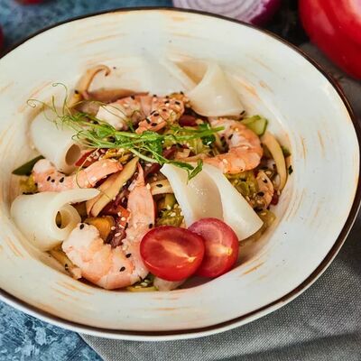 Салат легкий с морепродуктами в Тайфун по цене 479