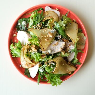 Салат с индейкой и глазированной грушей в Zanoza Open Bar по цене 790 ₽