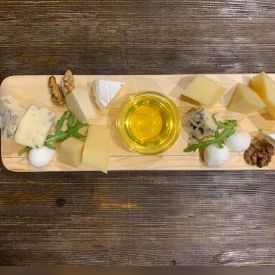 Ассорти элитных сыров с медом в СВОЯ КУХНЯ по цене 1368 ₽