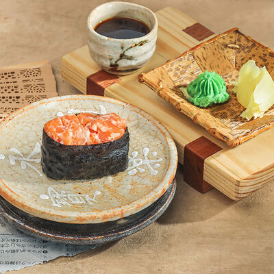 Гункан с лососем в Pikapika по цене 990 ₸