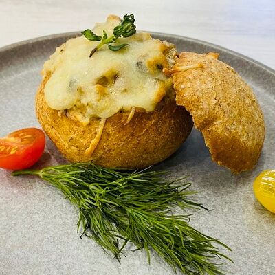 Жюльен с курицей и грибами в хрустящей булочке в Wakanda по цене 230 ₽