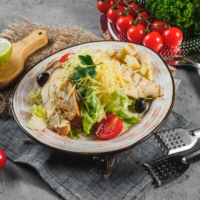 Салат цезарь с курицей в Maki Family по цене 259