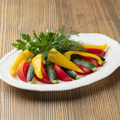 Тарелка свежих овощей с душистой зеленью в Онегин дача по цене 630 ₽