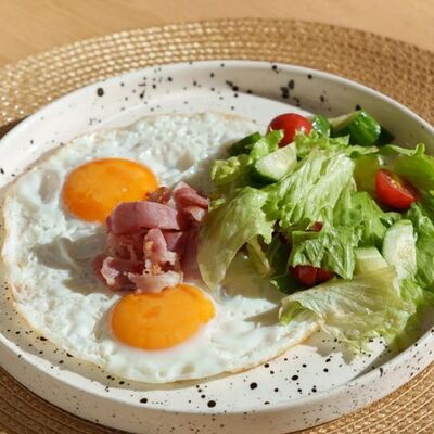 Глазунья с беконом и свежими овощамив En Ferio по цене 400 ₽