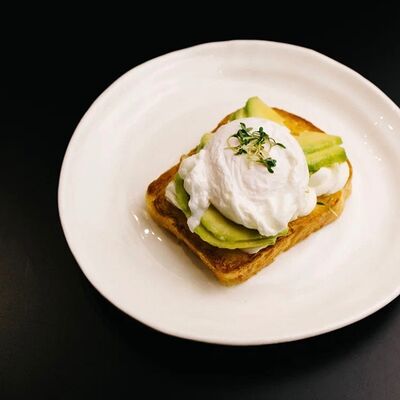 Тост из бриоши с авокадо и пашот в Scrooge по цене 350 ₽