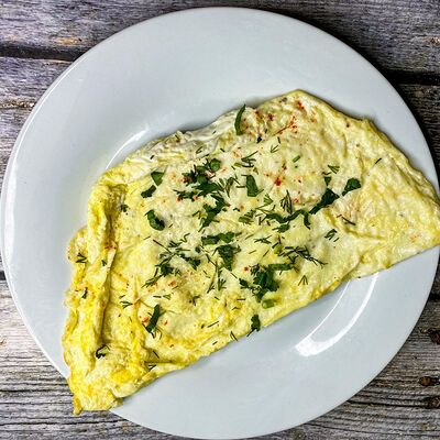 Тонкий омлет по-французски из двух яиц в Foodiegram по цене 220 ₽