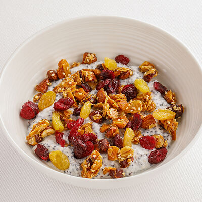 Боул с йогуртом, красным киноа и гранолой в Harvest по цене 650 ₽