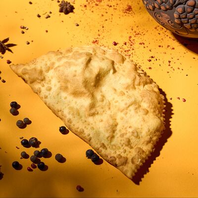 Чебурек с мясом в Алазани по цене 3150 ₸