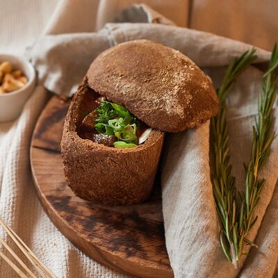 Венгерский гуляш в ржаном хлебе в Debaton по цене 396