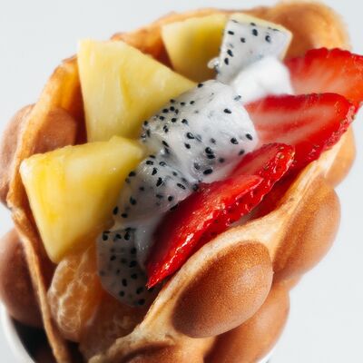 Вафля с фруктами в Coffee and Parfait Bar по цене 2400 ₸