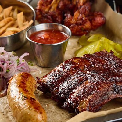 Ребро, крыло и колбаса в California Diner по цене 1000 ₽