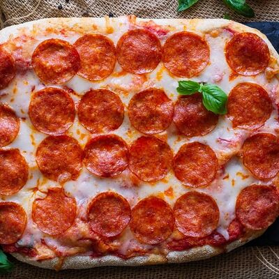 Пицца на римском тесте с пепперони в Хлеб да булки и любовь по цене 800 ₽