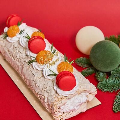 Меренговый рулет в новогоднем оформлениив Горбушка по цене 2700 ₽
