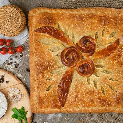 Слоёный пирог с куриной грудкой в сливочном соусе в Пироги по-коми по цене 2099 ₽