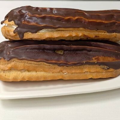 Заварной эклер со сливками в EDA Habibi по цене 169 ₽