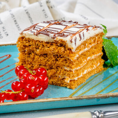 Медовик в Роял Палас по цене 270 ₽