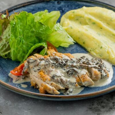 Куриная грудка по-домашнему в Крем кафе по цене 785 ₽