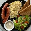 Скрэмбл с сосисками, тостами и овощным салатомв Coffeelab 39 по цене 510