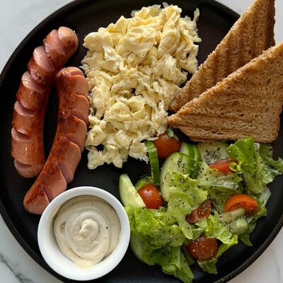 Скрэмбл с сосисками, тостами и овощным салатомв Coffeelab 39 по цене 510 ₽