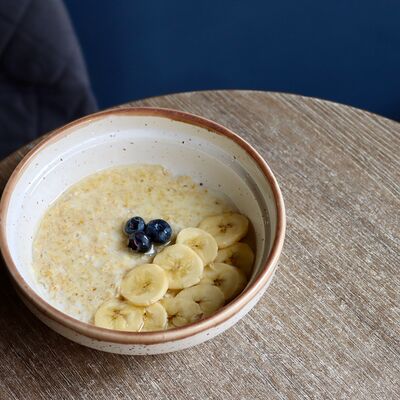 Овсяная каша с бананом и медом в Локация кофе по цене 290 ₽